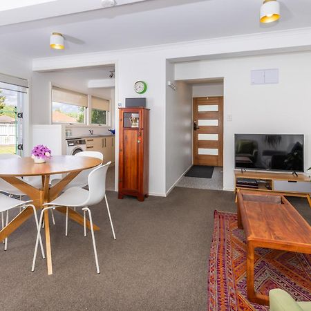 2 Bedroom Home Away From Home Near Cbd & Private Parking Hamilton Esterno foto