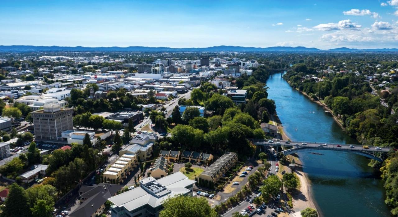 2 Bedroom Home Away From Home Near Cbd & Private Parking Hamilton Esterno foto