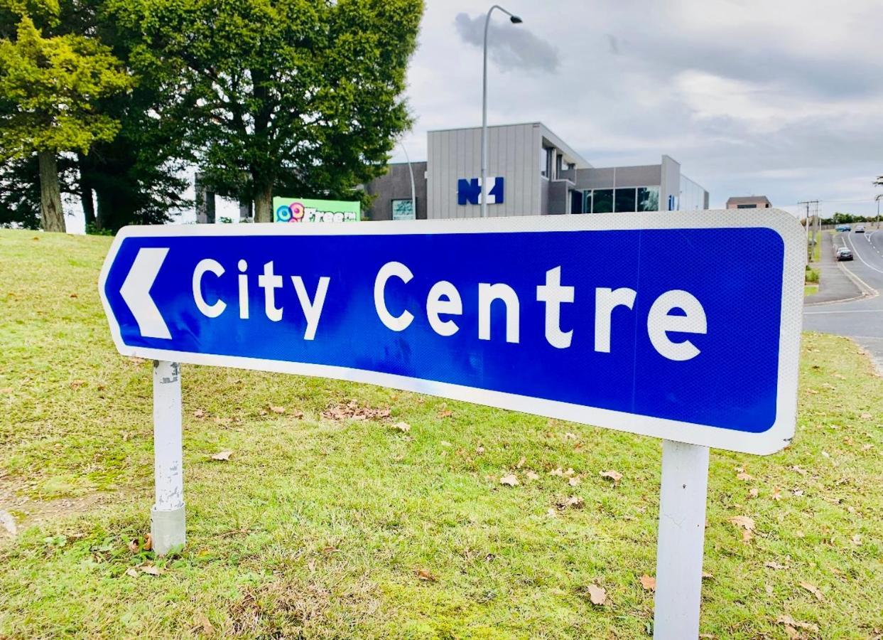 2 Bedroom Home Away From Home Near Cbd & Private Parking Hamilton Esterno foto