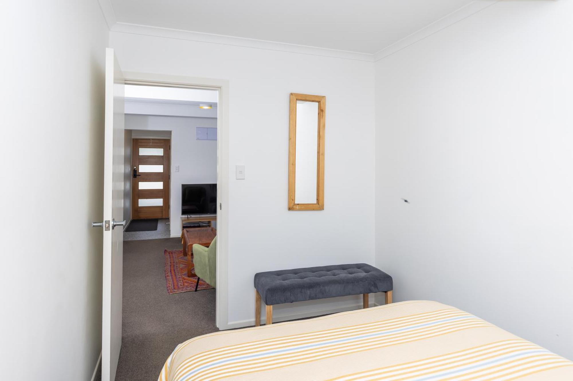 2 Bedroom Home Away From Home Near Cbd & Private Parking Hamilton Esterno foto