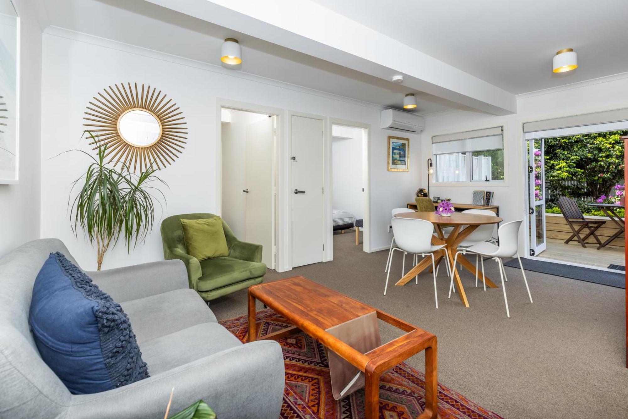 2 Bedroom Home Away From Home Near Cbd & Private Parking Hamilton Esterno foto