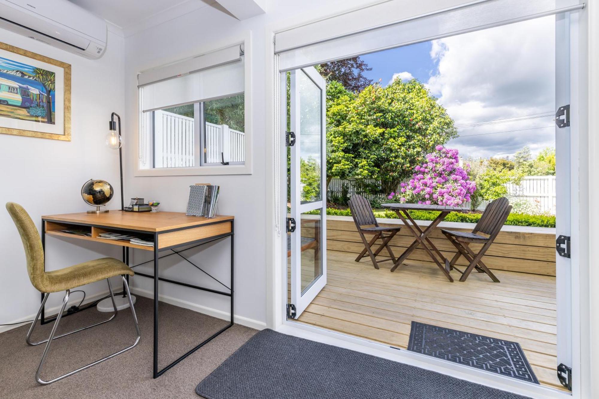 2 Bedroom Home Away From Home Near Cbd & Private Parking Hamilton Esterno foto
