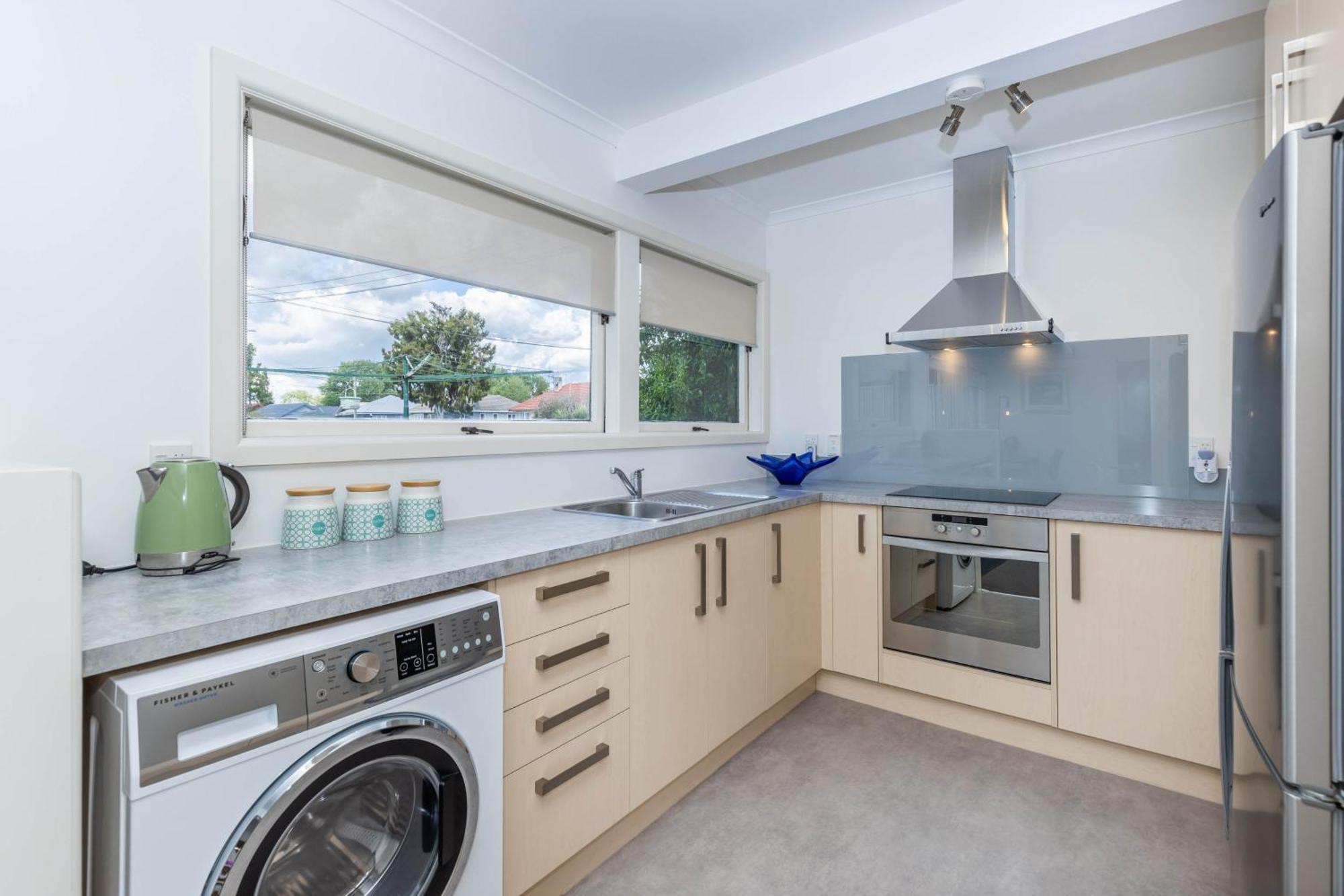 2 Bedroom Home Away From Home Near Cbd & Private Parking Hamilton Esterno foto
