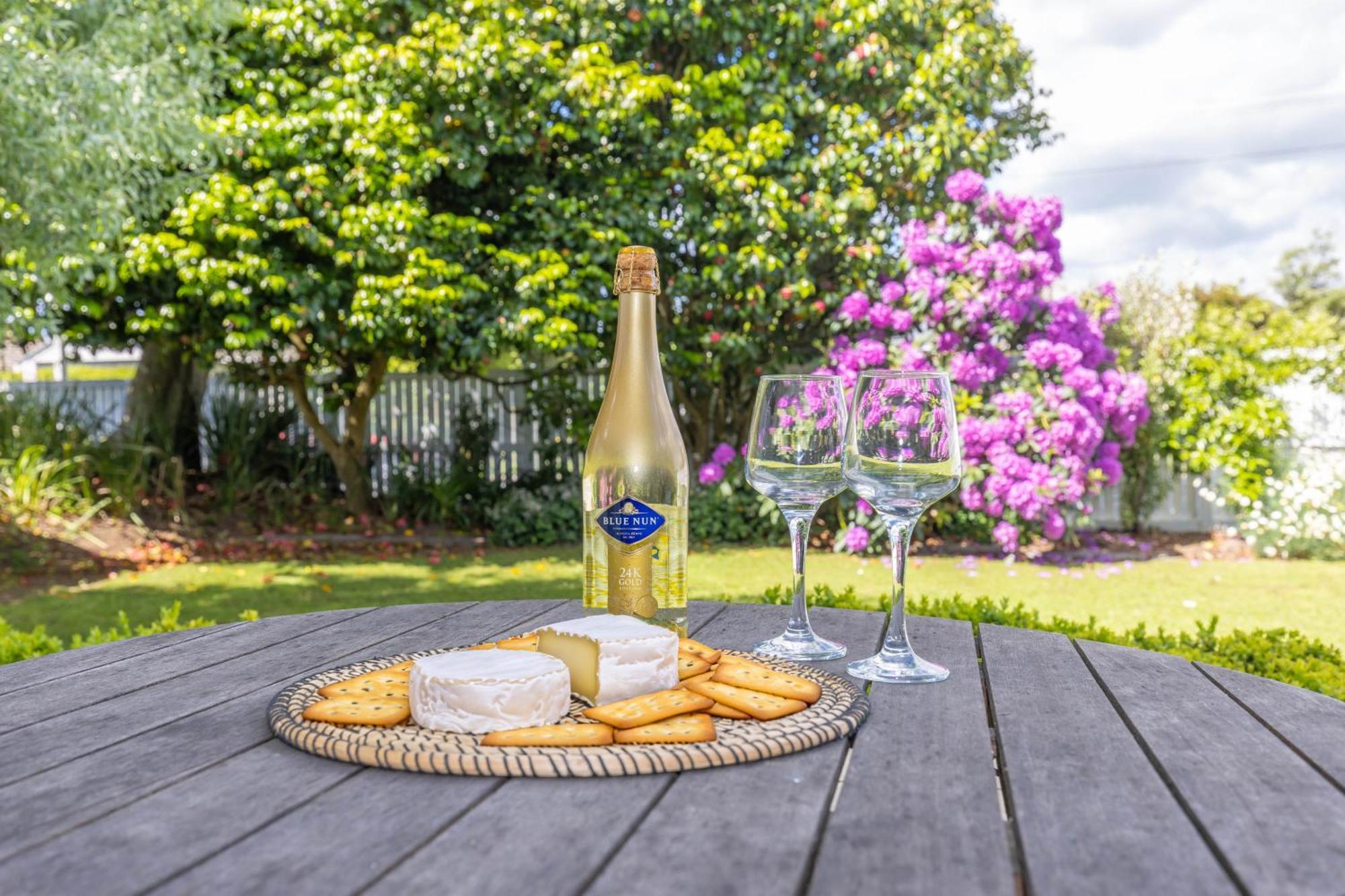 2 Bedroom Home Away From Home Near Cbd & Private Parking Hamilton Esterno foto